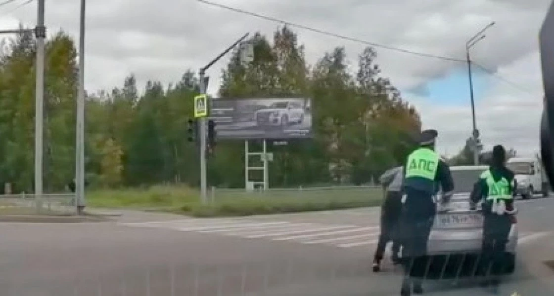 В Нижневартовске полицейские помогли водителю отбуксировать заглохший автомобиль
