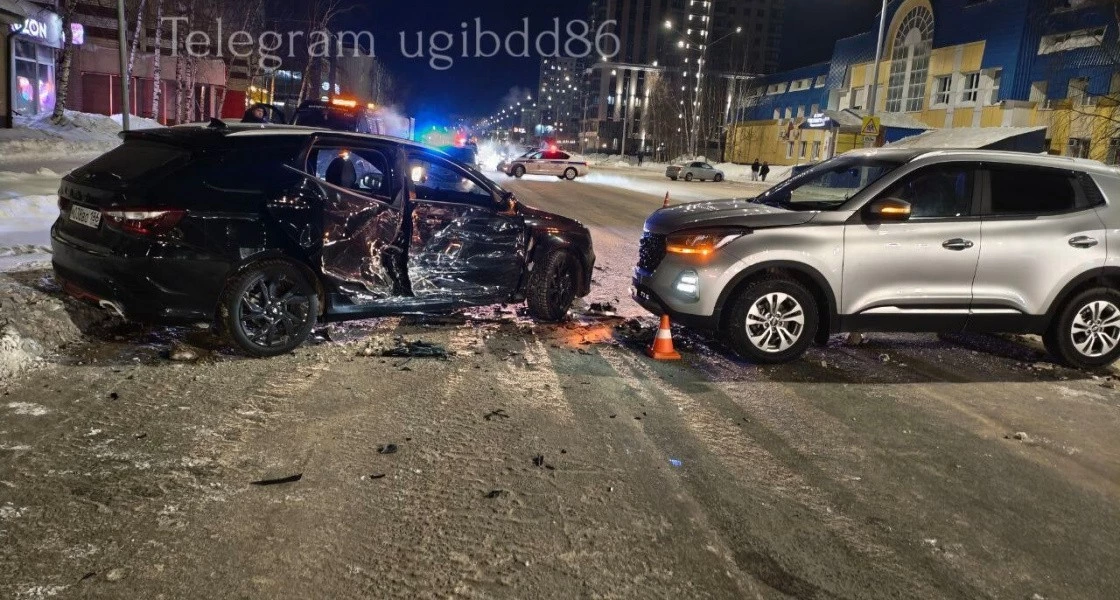 В Нижневартовске два автомобиля столкнулись не по своей вине