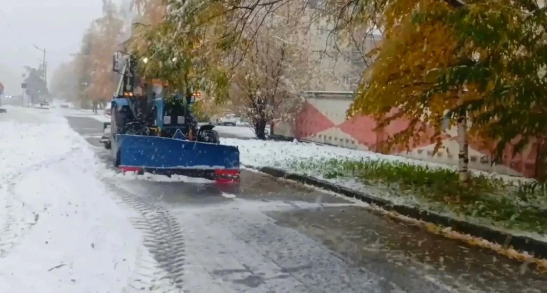 В Нижневартовске коммунальщики чистят ливневки и тротуары из-за обильных осадков