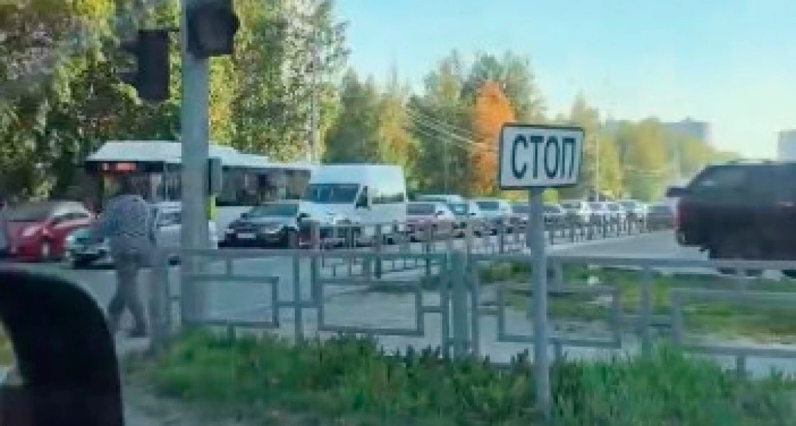 В Нижневартовске из-за очередных перемен в работе светофора случился транспортный коллапс