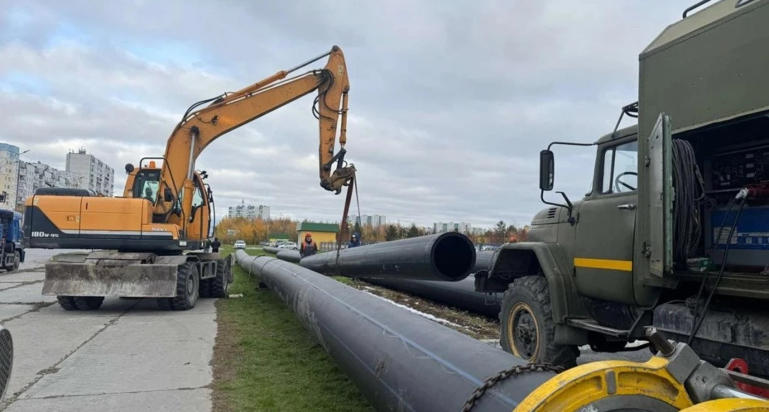 В Нижневартовске коммунальщики обновляют старый водовод без отключения воды