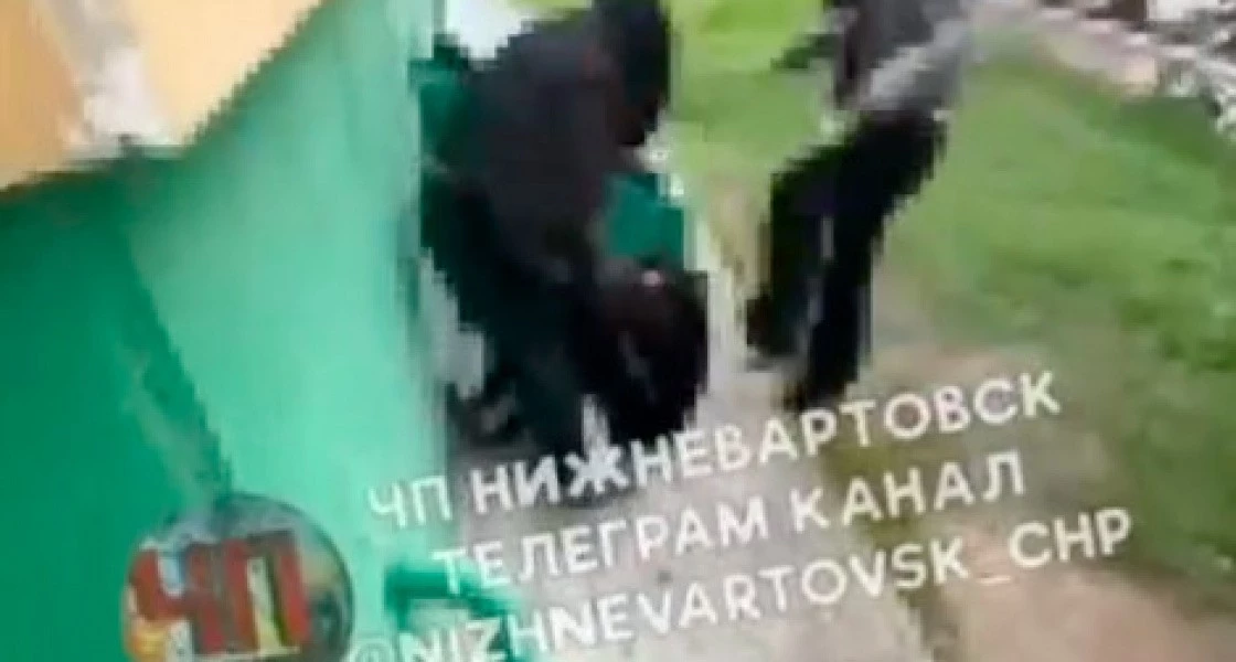 В Нижневартовске несовершеннолетняя мать с подругой жестко запинали сверстницу