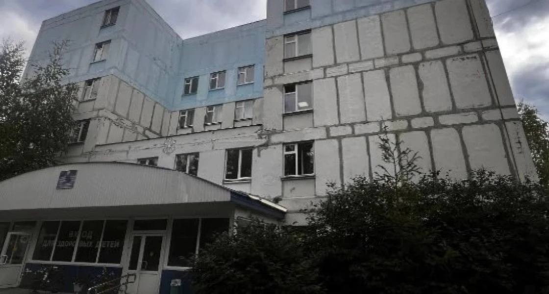 Известный художник предложил жителям Нижневартовска придумать дизайн нового мурала для поликлиники
